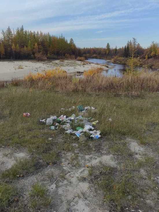 У реки в Надымском районе неизвестные набросали кучу мусора