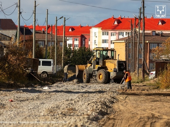 Подрядчик ремонтирует автомобильные дороги на улицах Рябиновая и Светлая в микрорайоне Старый аэропорт.