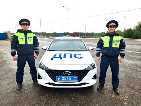 В Тульской области сотрудники ГИБДД помогли "застрявшему" на дороге водителю