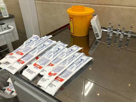Петербург получил 54 тысячи распылителей для назальной вакцинации от коронавируса