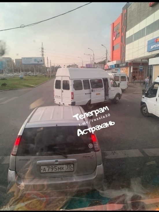 В Астрахани водитель маршрутки решил высадить пассажира посередине дороги