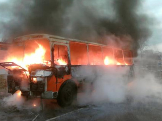 В кузбасском городе загорелся автобус