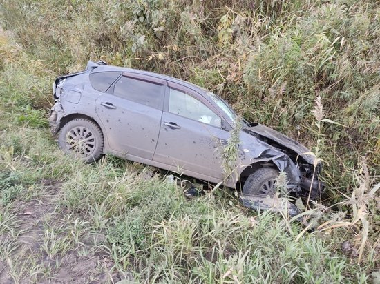 Женщина на Subaru Impreza вылетела в кювет на Сахалине