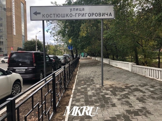 Огромный указатель установили посреди тротуара в Чите
