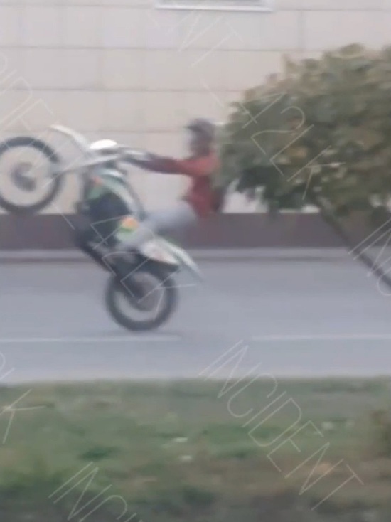Юные мотоциклисты устроили опасные гонки в кузбасском городе