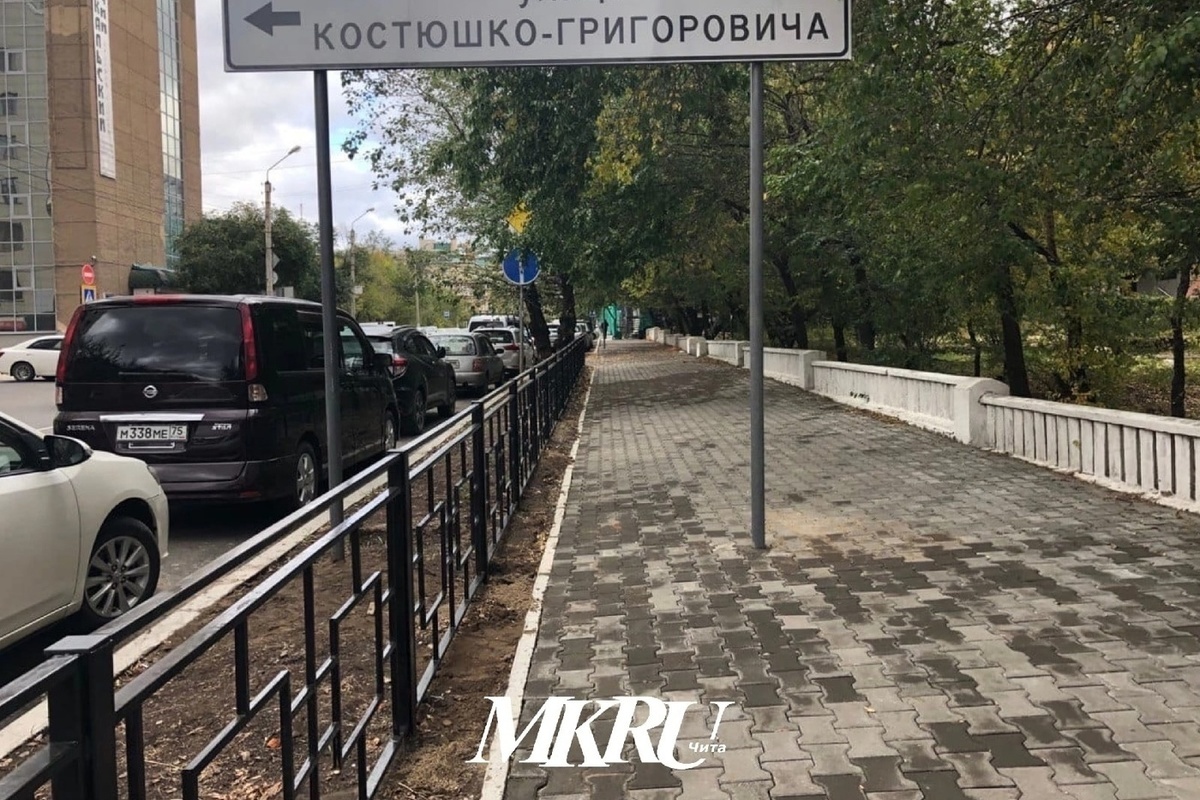 Огромный указатель установили посреди тротуара в Чите - МК Чита