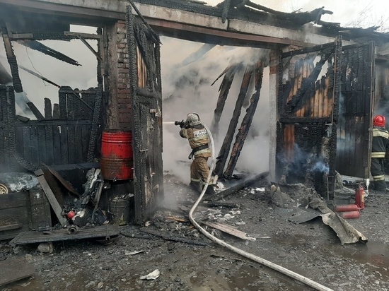 Два человека погибли и трое получили ожоги при крупном пожаре на Урале
