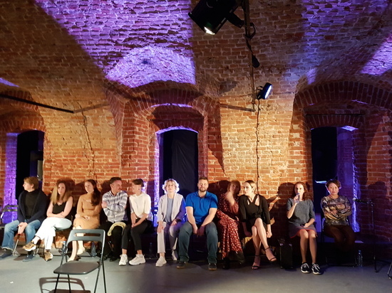 В Боярских палатах 13 актеров из разных городов сыграли в спектакле «Нутро» в постановке Дмитрия Крестьянкина