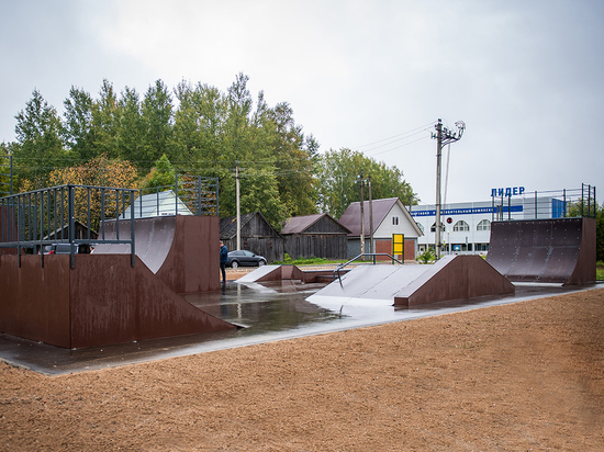 В Холм-Жирковском построили скейт-парк