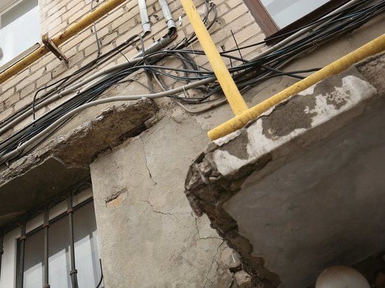 За падение волгоградской школьницы с балкона аварийного дома осудят мастера УК