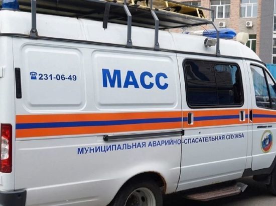В Новосибирске двух горожан сняли с опасной высоты спасатели