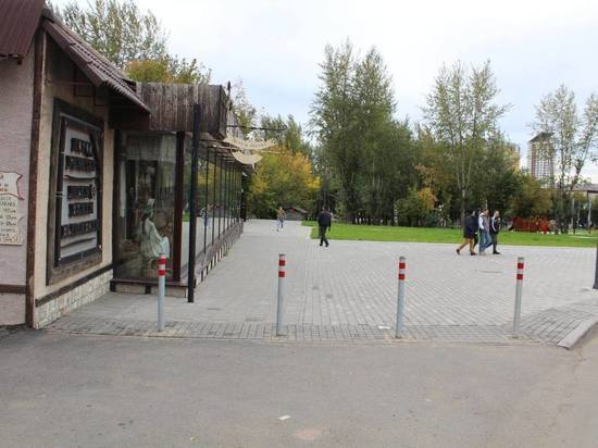 В Красноярске возле автовокзала оборудовали антипарковочные столбы