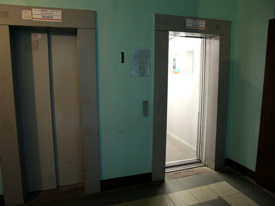 Пожарные более получаса тушили вспыхнувший ночью лифт в доме на Муринской дороге