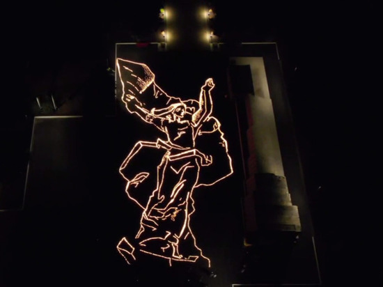 На Саур-Могиле зажгли 15 тысяч свечей