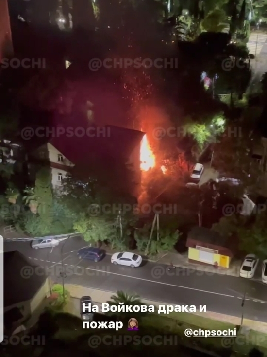 В центре Сочи воспламенился сарай с мусором