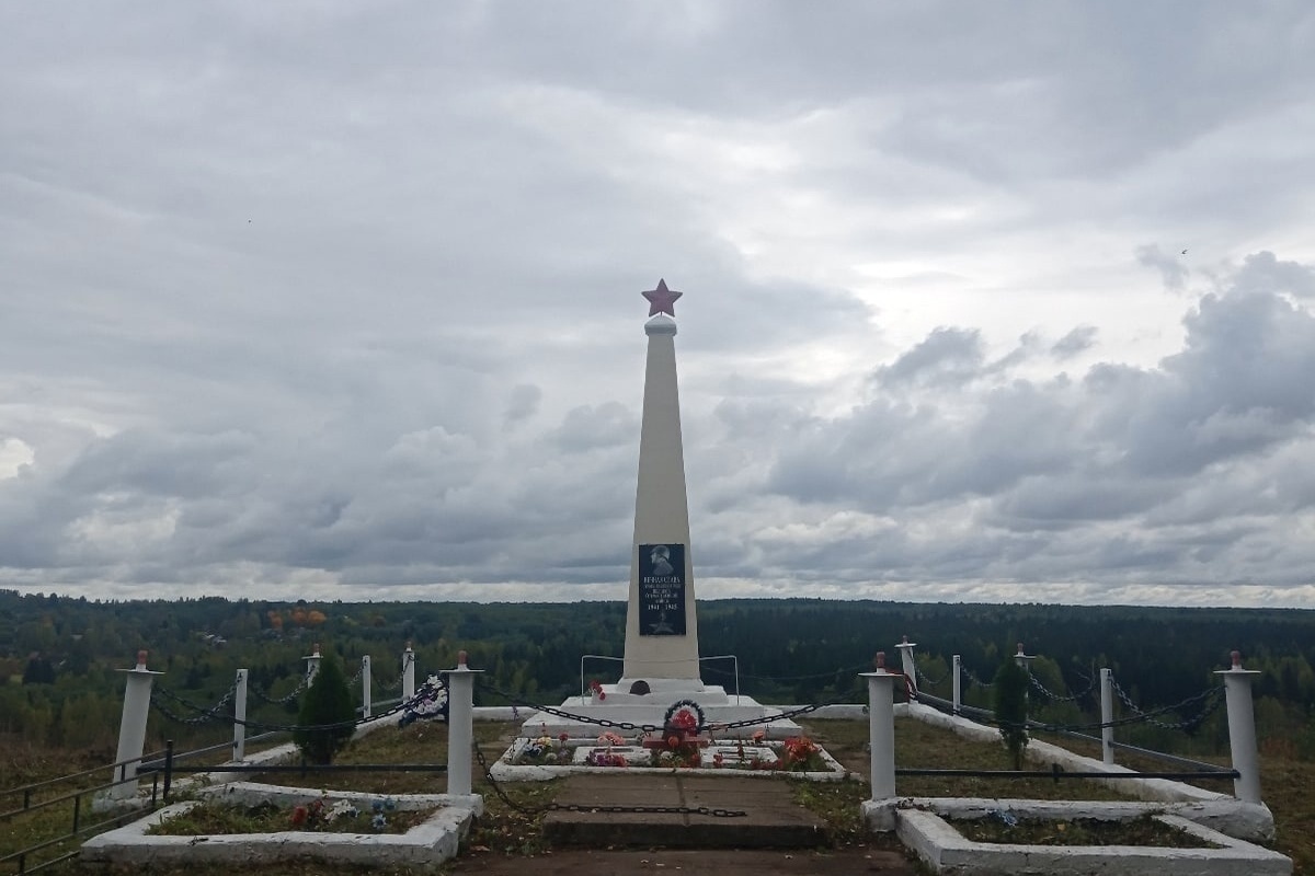 Школьники привели в порядок воинское захоронение в селе Молодой Туд - МК  Тверь