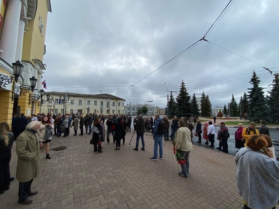 Ярославцы выстроились в очередь, чтобы проститься с Сергеем Пускепалисом