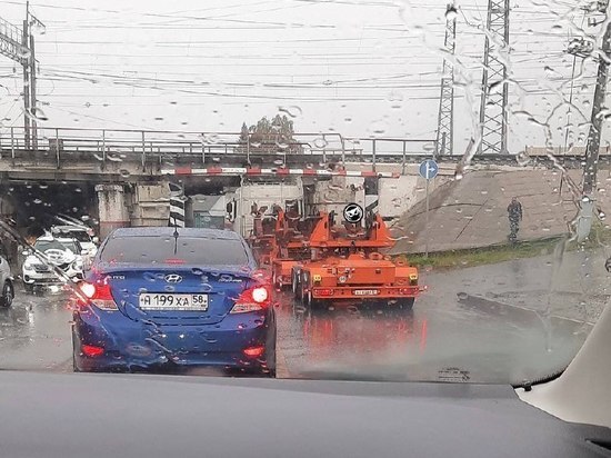 В Пензе фура застряла в Горбатом мосту