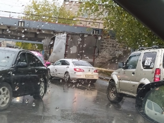 В Твери водитель разбил фургон о железнодорожный путепровод