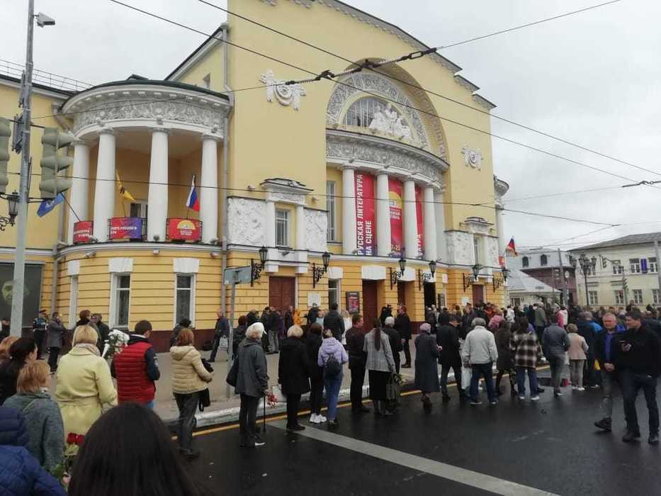 В Ярославле простились с режиссером Сергеем Пускепалисом: кадры панихиды