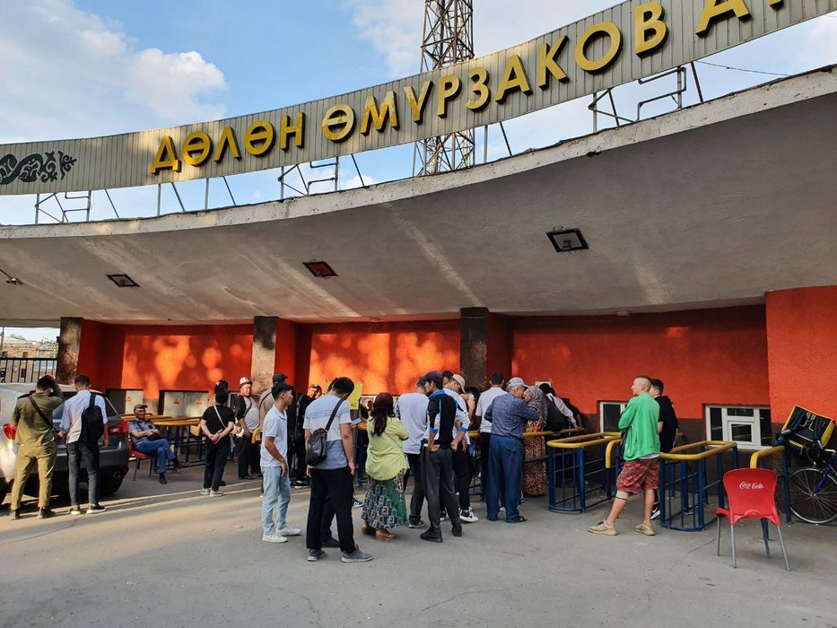 В Кыргызстане фанаты покупают билеты на матч с Россией: фото очередей