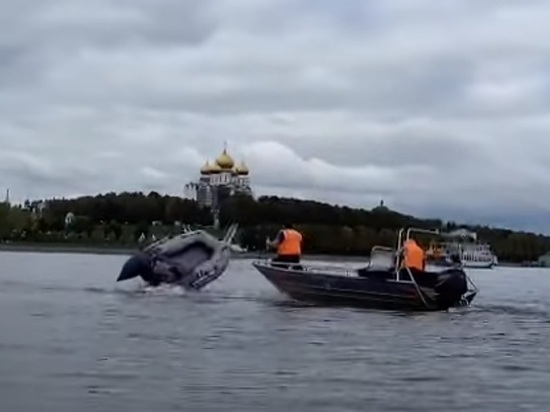 В Ярославле спасатели ловили сбежавшую моторную лодку