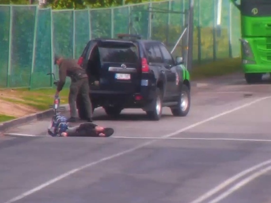 Опубликовано видео депортации россиянина из Литвы: "бросили и пнули"