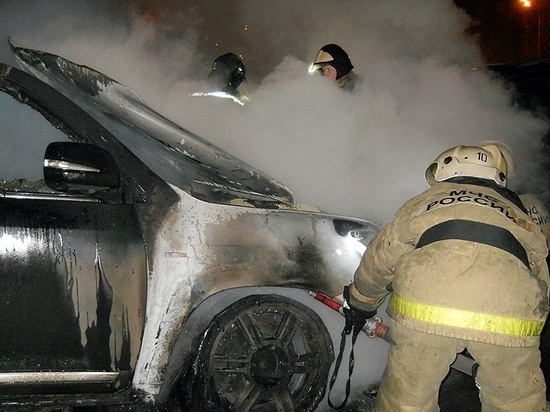 В Иванове огонь полностью уничтожил автомобиль