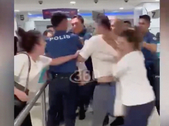 В аэропорту турецкой Антальи произошла массовая драка с участием российских туристов, которые должны были вылететь в Москву
