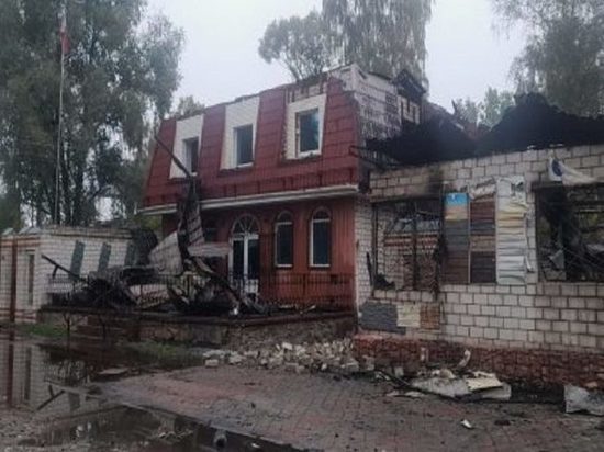 В брянском Новозыбкове сгорел магазин стройтоваров