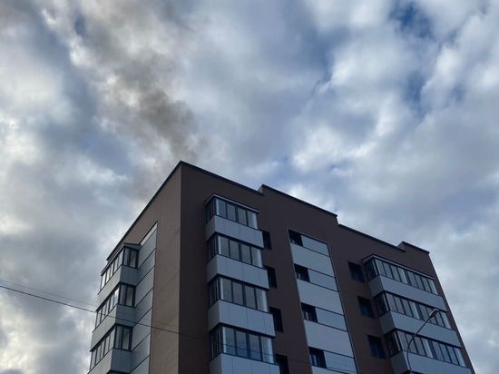 В возводимой в Салехарде новостройке горит крыша