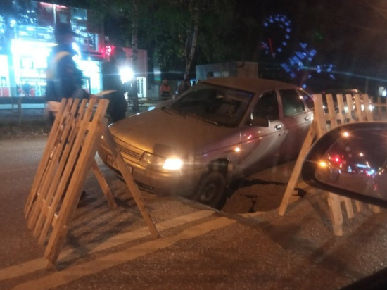 Администрация Ижевска пояснила причины провала асфальта на ул. Петрова