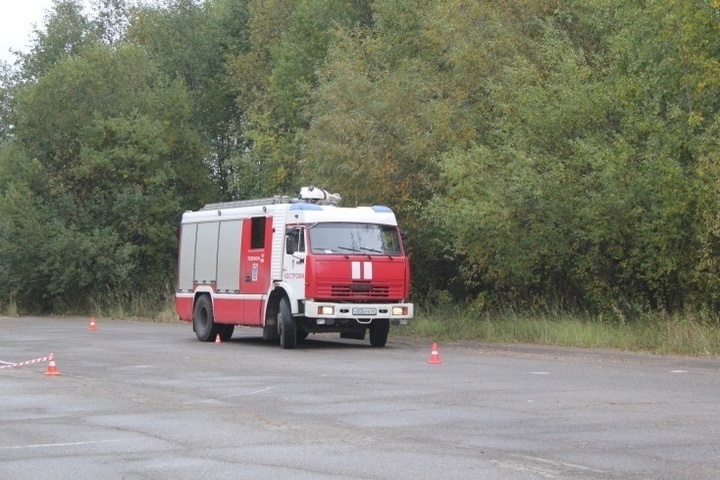 Костромские пожарные показали умение ловко маневрировать на спецтехнике