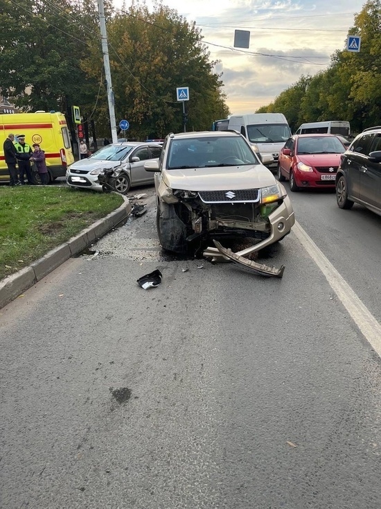 После аварии на Петербургском шоссе в Твери водителя отвезли в больницу