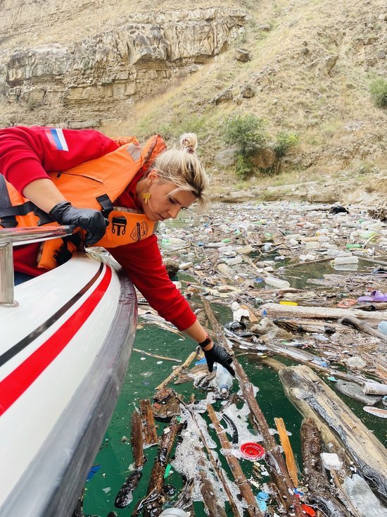 В Дагестане Сулакский каньон заполонили дрейфующие острова мусора
