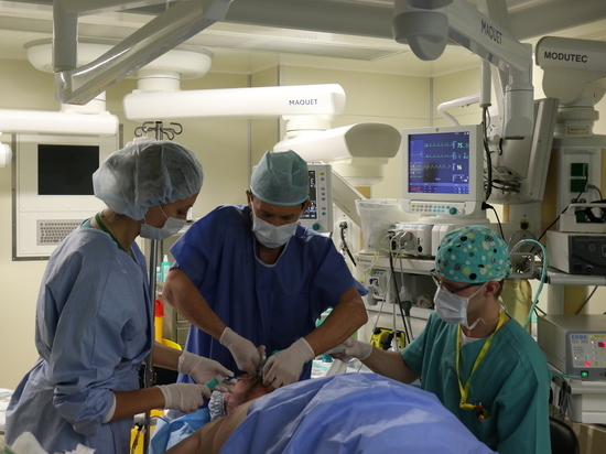 Петербургские хирурги в очках смешанной реальности провели уникальную операцию на почку