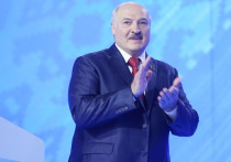 Президент Белоруссии Александр Лукашенко сообщил, что устал от пребывания на высшем посту и хотел бы его покинуть, но не может оставить без опеки народ