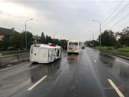 В Волгограде автобус налетел на бордюр и опрокинулся на дорогу