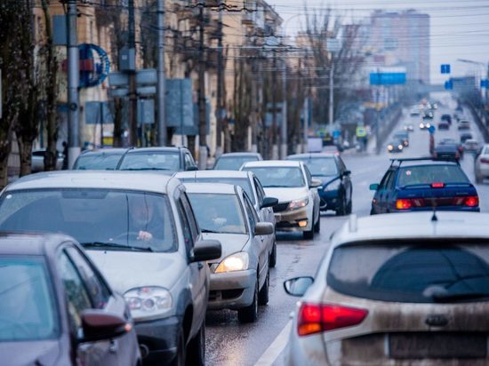 Вечером в центре Волгограда на дорогах образовались 8-балльные пробки