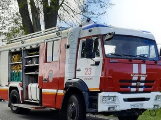 Калининградские пожарные тушили горящую баню