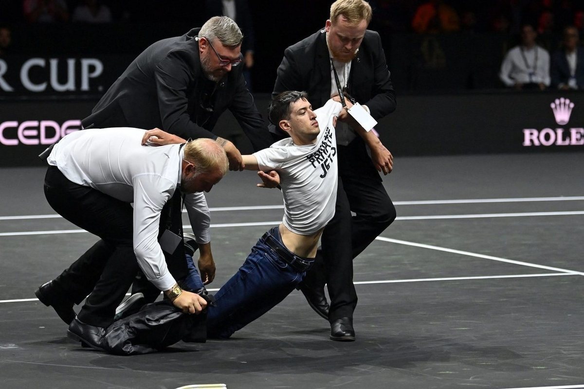 Активист выбежал на корт и поджег себя во время матча Кубка Лейвера