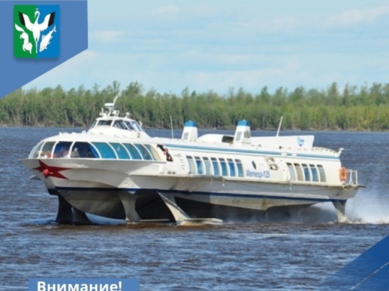 В Шурышкарском районе теплоход с сотней пассажиров сел на мель
