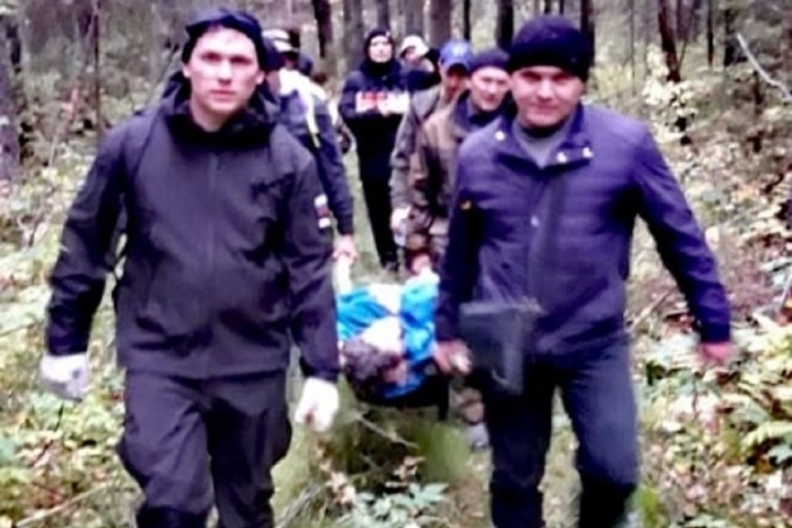 В Ярославской области полицейские вынесли пенсионерку из леса на руках