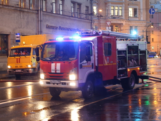 Ночной пожар в «однушке» на проспекте Ветеранов тушили 14 спасателей