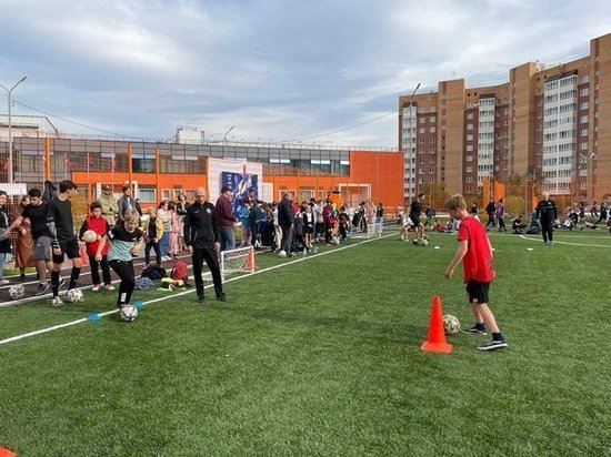 Футболисты «Енисея» приняли участие в открытии поля у школы №154 в Красноярске