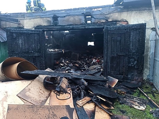 В Мурманске в результате пожара пострадали три гаража