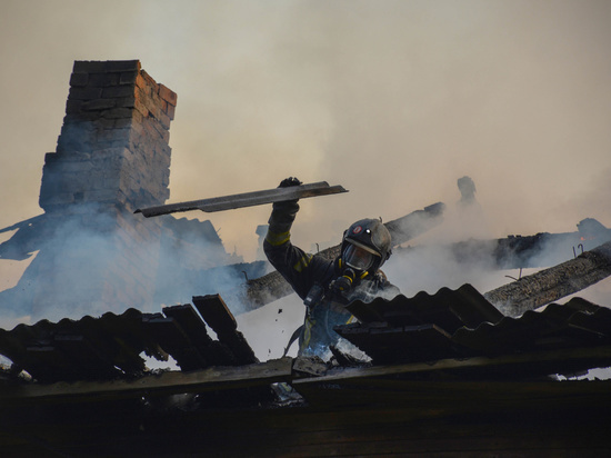 В Архангельске горела деревянная двухэтажка на улице Доковской