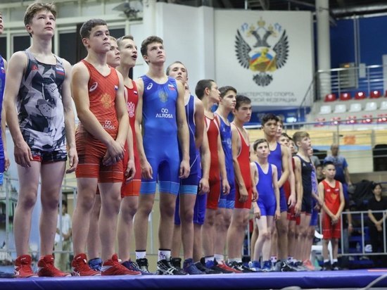 120 спортсменов стали участниками турнира по греко-римской борьбе в Омске