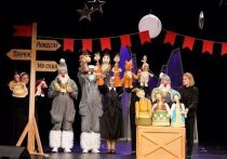 Парад — такое зрелище можно было увидеть в Мурманском областном театре кукол в честь торжественного открытия нового сезона. В этом году он стартует в юбилейный, 90-й раз.