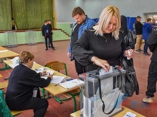 Жители Алчевска голосуют в бомбоубежищах из-за обстрелов